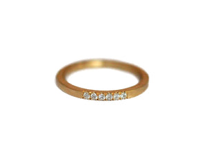 Our Stella band  features 6 sparkling  white pave diamonds in the front