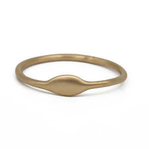 Badge ring in 14K yellow gold